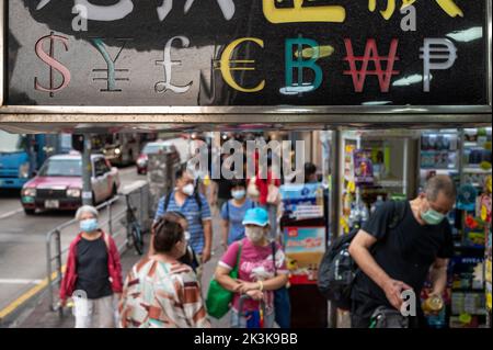 Hong Kong, Chine. 27th septembre 2022. Les piétons marchent devant un bureau de change avec un panneau offrant: US Dollar ($), Japanese yen (¥), British Pound (£), Euro (€), Bitcoin (BTC, BCH), Korean Won et Cuba Peso. (Photo par Sebastian ng/SOPA Images/Sipa USA) crédit: SIPA USA/Alay Live News Banque D'Images