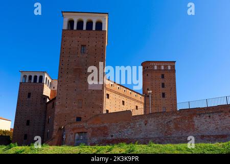 Le Château de Fossano ou le Château des Princes d'Acaja, province de Cuneo, Piémont. Région du nord-ouest de l'Italie située dans les contreforts des Alpes. Banque D'Images