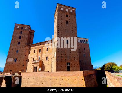 Le Château de Fossano ou le Château des Princes d'Acaja, province de Cuneo, Piémont. Région du nord-ouest de l'Italie située dans les contreforts des Alpes. Banque D'Images