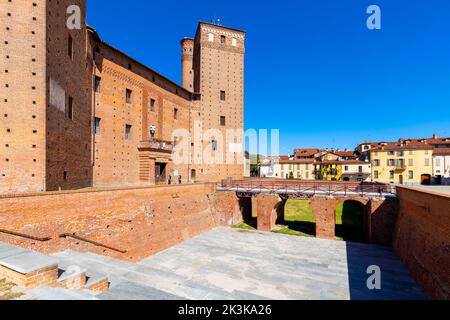 Le Château de Fossano ou le Château des Princes d'Acaja, province de Cuneo, Piémont. Région du nord-ouest de l'Italie située dans les contreforts des Alpes. Banque D'Images