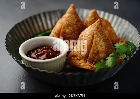 Samosa - pâtisserie triangle indienne avec en-cas Diwali de remplissage de pommes de terre, concentration sélective Banque D'Images