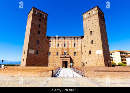 Le Château de Fossano ou le Château des Princes d'Acaja, province de Cuneo, Piémont. Région du nord-ouest de l'Italie située dans les contreforts des Alpes. Banque D'Images