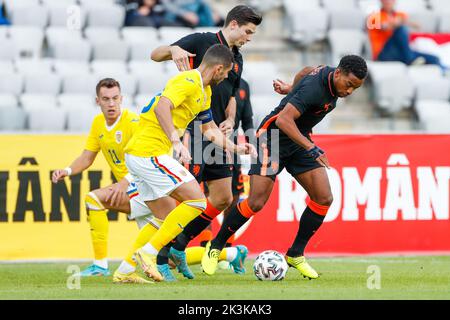 CLUC, ROUMANIE - SEPTEMBRE 27 : Vladimir Sreciu de Roumanie U23 batailles pour le bal avec Jurgen Ekkelenkamp des pays-Bas U21 et Quinten Timber des pays-Bas U21 pendant le match international amical entre la Roumanie U23 et les pays-Bas U23 à Cluj Arena sur 27 septembre 2022 à CLUC, Roumanie (photo par Nikola Krstic/BSR Agency) Banque D'Images