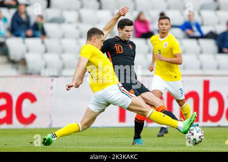 CLUC, ROUMANIE - SEPTEMBRE 27 : Jurgen Ekkelenkamp des pays-Bas U21 batailles pour le bal avec Bogdan Rasovitan de Roumanie U21 lors du match international amical entre la Roumanie U23 et les pays-Bas U23 à Cluj Arena on 27 septembre 2022 à CLUC, Roumanie (photo par Nikola Krstic/BSR Agency) Banque D'Images