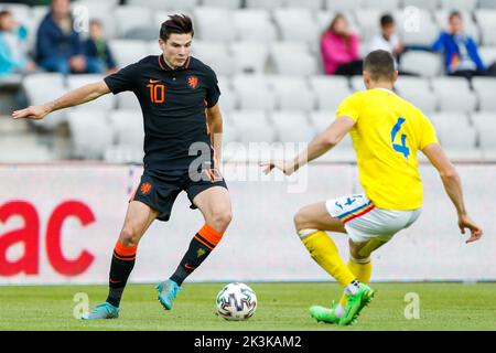 CLUC, ROUMANIE - SEPTEMBRE 27 : Jurgen Ekkelenkamp des pays-Bas U21 batailles pour le bal avec Bogdan Rasovitan de Roumanie U21 lors du match international amical entre la Roumanie U23 et les pays-Bas U23 à Cluj Arena on 27 septembre 2022 à CLUC, Roumanie (photo par Nikola Krstic/BSR Agency) Banque D'Images