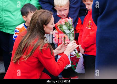 La princesse de Galles reçoit des fleurs lorsqu'elle part après une visite à l'église Saint-Thomas, à Swansea, au pays de Galles. Date de la photo: Mardi 27 septembre 2022. Banque D'Images