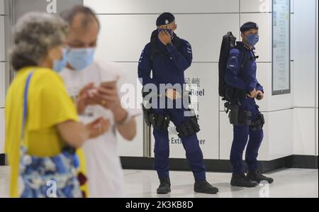 Les escadrons d'élite de la police de Hong Kong portant de nouveaux uniformes qui permettent une meilleure protection et une identification plus facile pendant la patrouille des opérations au stade MTR du Centre d'exposition avant le 25th anniversaire de la création de la HKSAR. 28JUN22 SCMP / Tam. Nora Banque D'Images