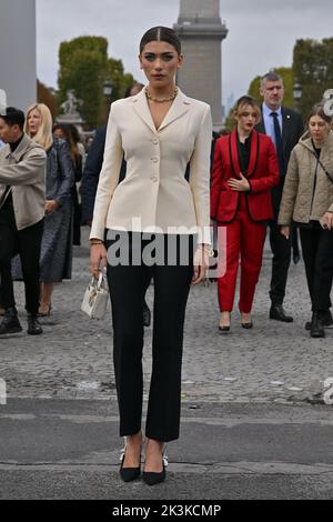 Paris, France sur 27 septembre 2022. Client arrivant au spectacle Dior pendant la semaine de la mode à Paris, France sur 27 septembre 2022. Photo de Julien Reynaud/APS-Medias/ABACAPRESS.COM Banque D'Images