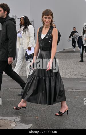 Paris, France sur 27 septembre 2022. Client arrivant au spectacle Dior pendant la semaine de la mode à Paris, France sur 27 septembre 2022. Photo de Julien Reynaud/APS-Medias/ABACAPRESS.COM Banque D'Images