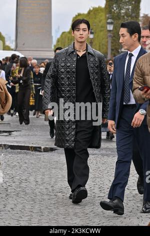 Paris, France sur 27 septembre 2022. Client arrivant au spectacle Dior pendant la semaine de la mode à Paris, France sur 27 septembre 2022. Photo de Julien Reynaud/APS-Medias/ABACAPRESS.COM Banque D'Images