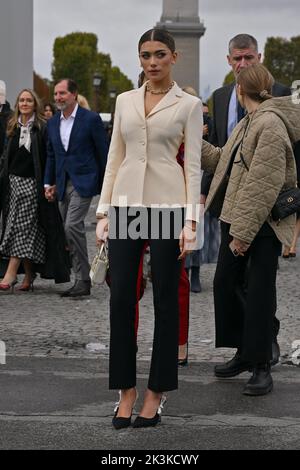 Paris, France sur 27 septembre 2022. Client arrivant au spectacle Dior pendant la semaine de la mode à Paris, France sur 27 septembre 2022. Photo de Julien Reynaud/APS-Medias/ABACAPRESS.COM Banque D'Images