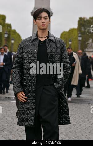 Paris, France sur 27 septembre 2022. Client arrivant au spectacle Dior pendant la semaine de la mode à Paris, France sur 27 septembre 2022. Photo de Julien Reynaud/APS-Medias/ABACAPRESS.COM Banque D'Images