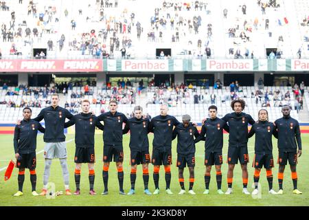 CLUC, ROUMANIE - SEPTEMBRE 27 : Kjell Scherpen des pays-Bas U21, Sepp van den Berg des pays-Bas U21, Lutscharel Geertruida des pays-Bas U21, Mitchel Bakker des pays-Bas U21, Micky van de Ven des pays-Bas U21, Joshua Zirkzee des pays-Bas U21, Quinten Timber des pays-Bas U21, Jeremie Frimpong des pays-Bas U21, Jurgen Ekkelenkamp des pays-Bas U21, Elayis Tavsan des pays-Bas U21 et Xavi Simons des pays-Bas U21 avant le match international amical entre la Roumanie U23 et les pays-Bas U23 à Cluj Arena sur 27 septembre 2022 à CLUC, Roumanie (photo par Nikola Krstic/BSR Agency) Banque D'Images