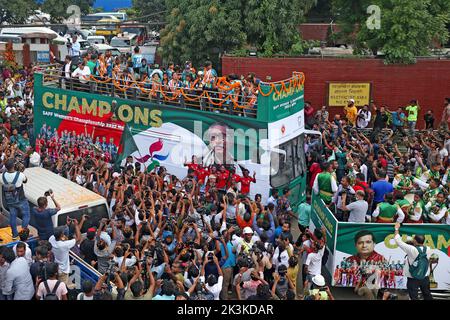 Les membres de l’équipe de football des femmes du Bangladesh, qui a remporté le Championnat des femmes de la SAFF 2022 au Népal, se sont déportés devant des supporters lors d’un bus à toit ouvert Banque D'Images