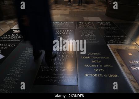 Homme aux mouvements flous marche sur les tombes des poètes à Westminster Abbey, Londres Banque D'Images