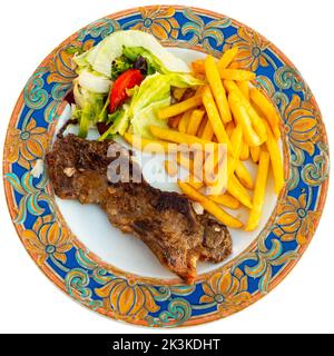 Steak de veau frit avec frites et salade Banque D'Images