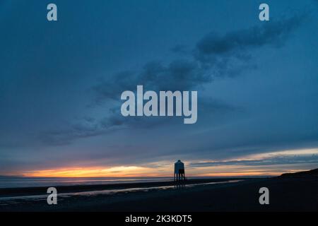 Coucher de soleil depuis la plage de Burnham-on-Sea, Somerset, dans le sud-ouest de l'Angleterre, où un phare en bois bas a été construit en 1832. Le beac orienté à l'ouest Banque D'Images