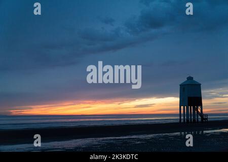 Coucher de soleil depuis la plage de Burnham-on-Sea, Somerset, dans le sud-ouest de l'Angleterre, où un phare en bois bas a été construit en 1832. Le beac orienté à l'ouest Banque D'Images