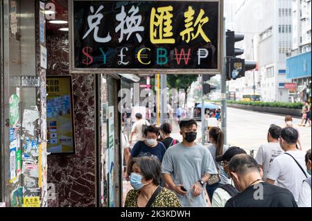 Hong Kong, Chine. 19th septembre 2022. Les piétons marchent devant un bureau de change avec un panneau offrant: US Dollar ($), Japanese yen (Â¥), British Pound (Â£), Euro (â‚€), Bitcoin (BTC, BCH), Korean Won et Cuba Peso. (Credit image: © Sebastian ng/SOPA Images via ZUMA Press Wire) Banque D'Images