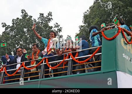 Les membres de l’équipe de football des femmes du Bangladesh, qui a remporté le Championnat des femmes de la SAFF 2022 au Népal, se sont déportés devant des supporters lors d’un bus à toit ouvert Banque D'Images