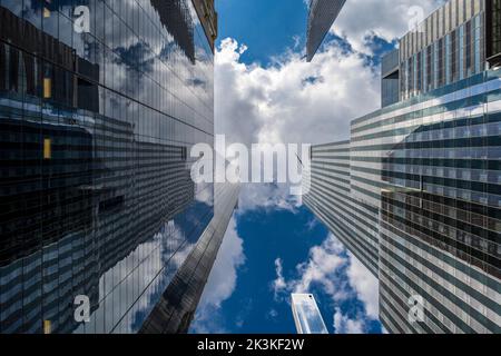 Vue à angle bas des gratte-ciels vitreux de Midtown Manhattan, New York, États-Unis Banque D'Images