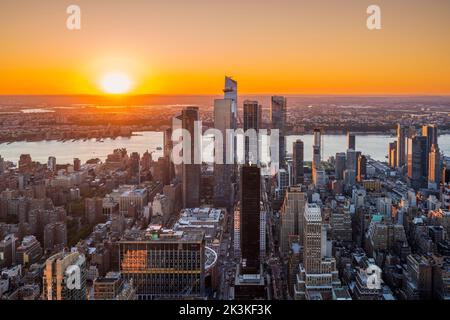 Vue aérienne sur Hudson yards et Midtown Manhattan au coucher du soleil, New York, États-Unis Banque D'Images