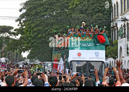 Les membres de l’équipe de football des femmes du Bangladesh, qui a remporté le Championnat des femmes de la SAFF 2022 au Népal, se sont déportés devant des supporters lors d’un bus à toit ouvert Banque D'Images