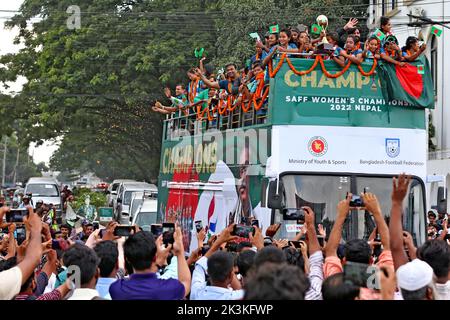 Les membres de l’équipe de football des femmes du Bangladesh, qui a remporté le Championnat des femmes de la SAFF 2022 au Népal, se sont déportés devant des supporters lors d’un bus à toit ouvert Banque D'Images