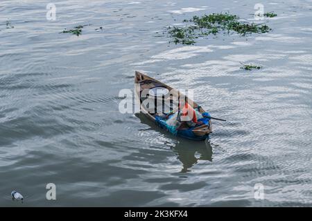 Bateau de pêche traditionnel bangladais au coucher du soleil. Pêcheur en petit bateau sur la mer. Banque D'Images