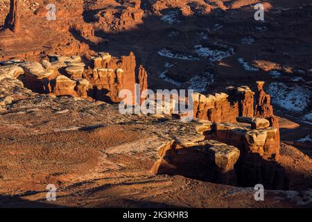 Formations rocheuses de schiste d'orgue Rock avec bouchons en grès White Rim dans Monument Basin, Parc national de Canyonlands, Utah. Banque D'Images