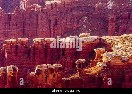 Formations rocheuses de schiste d'orgue Rock avec bouchons en grès White Rim dans Monument Basin, Parc national de Canyonlands, Utah. Banque D'Images