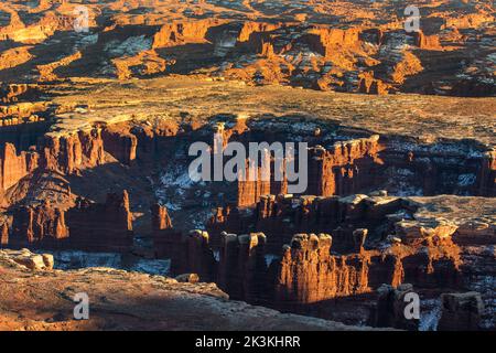 Formations rocheuses de schiste d'orgue Rock avec bouchons en grès White Rim dans Monument Basin, Parc national de Canyonlands, Utah. Banque D'Images