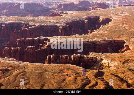 Formations rocheuses de schiste d'orgue Rock avec bouchons en grès White Rim dans Monument Basin, Parc national de Canyonlands, Utah. Banque D'Images