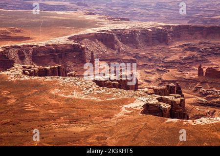 Formations rocheuses de schiste d'orgue Rock avec bouchons en grès White Rim dans Monument Basin, Parc national de Canyonlands, Utah. Banque D'Images