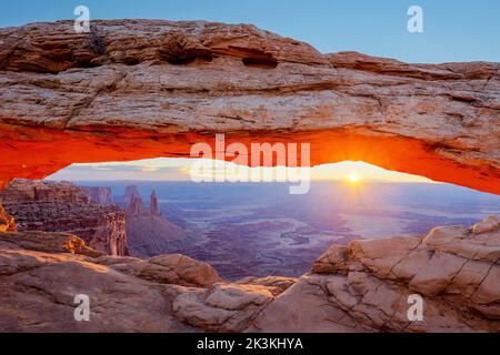 Mesa Arch au lever du soleil avec la Washer Woma Arch, Monster Tower et la tour de l'aéroport. Parc national de Canyonlands, Utah. Banque D'Images