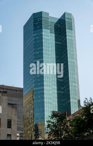 Tour 49 posant un immeuble de bureaux de 45 étages situé à Midtown Manhattan entre 48th et 49th rues, New York City, États-Unis, 2022 Banque D'Images