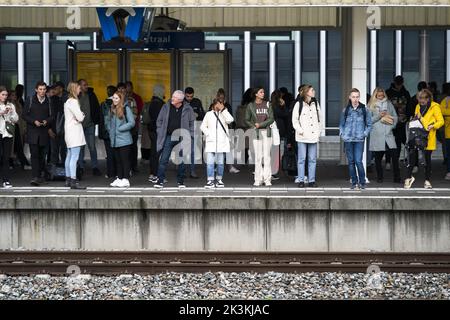 2022-09-27 17:39:08 LEIDEN - les voyageurs à la gare centrale de Leiden dans la foule du soir. En raison d'une pénurie de personnel en Nouvelle-Écosse, l'horaire a été réduit sur de nombreux itinéraires, de sorte que les trains sont plus pleins et que les voyageurs manquent parfois leur train en raison de la foule. ANP JEROEN JUMELET pays-bas sortie - belgique sortie Banque D'Images