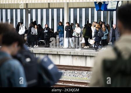 2022-09-27 17:36:19 LEIDEN - les voyageurs à la gare centrale de Leiden dans la foule du soir. En raison d'une pénurie de personnel en Nouvelle-Écosse, l'horaire a été réduit sur de nombreux itinéraires, de sorte que les trains sont plus pleins et que les voyageurs manquent parfois leur train en raison de la foule. ANP JEROEN JUMELET pays-bas sortie - belgique sortie Banque D'Images