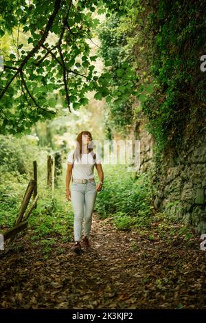 femme randonnée sur un sentier caché Banque D'Images