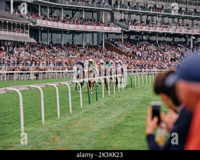 Une journée aux courses de York - les Racegoers applaudissent lors d'une journée de courses hippiques en week-end d'été au York Racecourse York, Yorkshire, Angleterre 2021 Banque D'Images