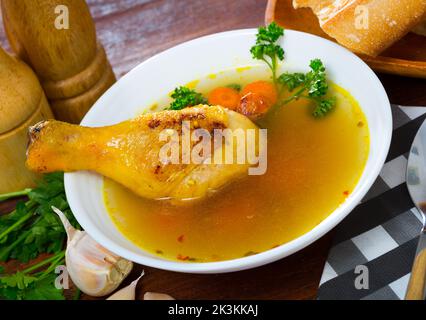 Délicieux bouillon de poulet W Banque D'Images