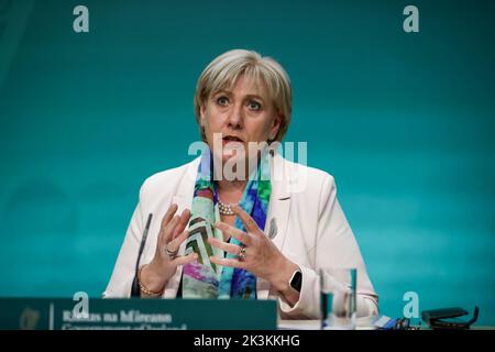 Heather Humphreys TD, ministre irlandaise de la protection sociale et ministre du développement rural et communautaire, annonce le budget de la protection sociale dans les bâtiments gouvernementaux de Dublin. Date de la photo: Mardi 27 septembre 2022. Banque D'Images