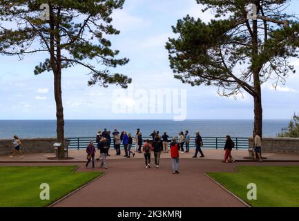 Point de vue d'Omaha Beach depuis le cimetière américain, situé au sommet de la falaise, Colville-sur-Mer, Calvados, Normandie, France. Banque D'Images