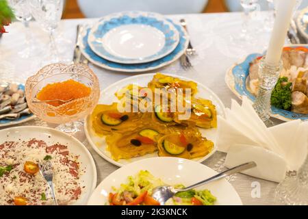 Servi pour une table de banquet. Images de la table de banquet. Longues tables à dîner recouvertes de tissu blanc Banque D'Images