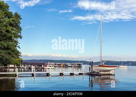 Petite jetée en bois avec yacht privé, tôt le matin au lac Léman, Wisconsin, Amérique. Banque D'Images