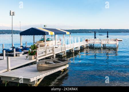 Petite jetée en bois avec yacht privé, tôt le matin au lac Léman, Wisconsin, Amérique. Banque D'Images