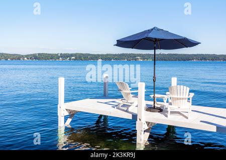 Chaises longues en bois blanc avec parasol sur une jetée en bois blanc, près de Fontana, lac Léman, Wisconsin, Amérique Banque D'Images