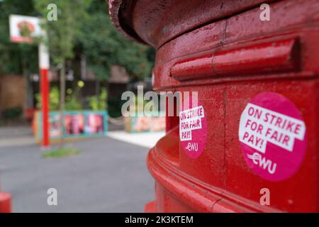 Manchester, Royaume-Uni, 25 septembre 2022 : une boîte postale dans la banlieue de Chorlton de Manchester a été décorée avec des autocollants du syndicat des travailleurs de la communication (CWU) disant « en grève pour un salaire équitable ! » Les travailleurs postaux vont faire grève le 30th septembre et le 1st octobre pour des raisons de juste rémunération et de conditions de travail. Anna Watson/Alay Live News Banque D'Images