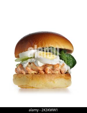 Hamburger de saumon avec œuf en tranches Banque D'Images