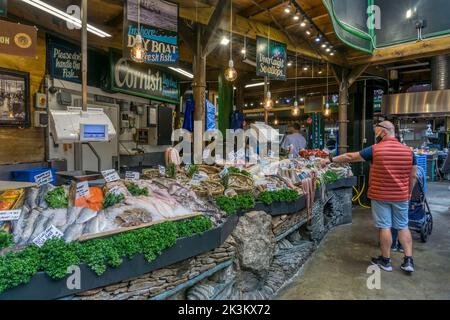 Une réserve de poissons bien garnie sur Borough Market, Southwark, Londres. Banque D'Images